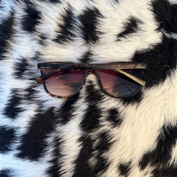 ✨ 2/$30 ✨ Tortoise Shell Calvin Klein Acetate Sunglasses - Picture 4 of 4